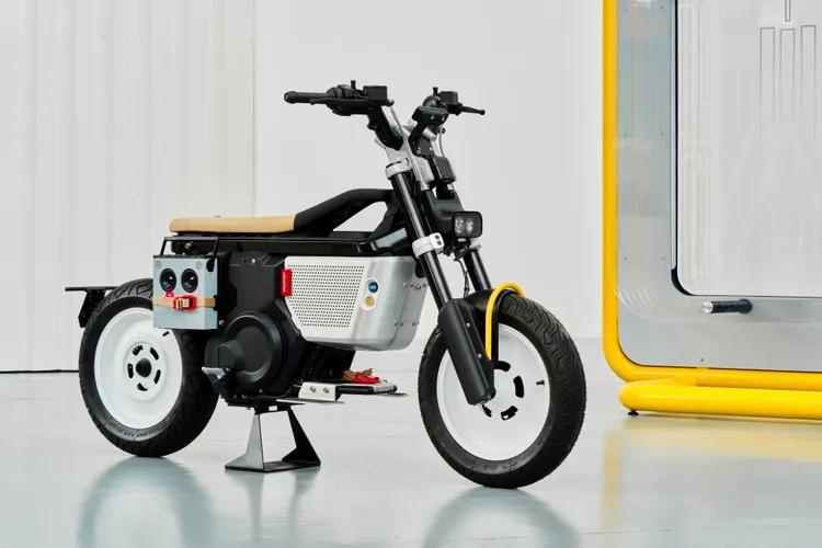 BMW Motorrad unveils the BMW CE 02 x VAGABUND