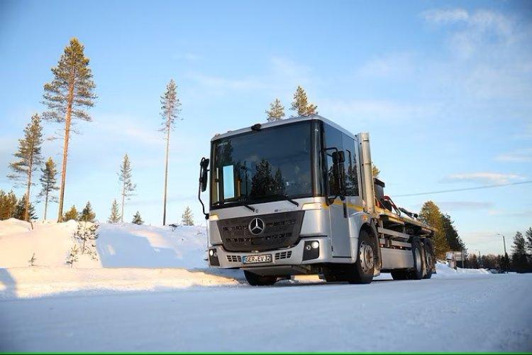 Last endurance tests before start of series production: Mercedes-Benz eEconic at the Arctic Circle in Finland