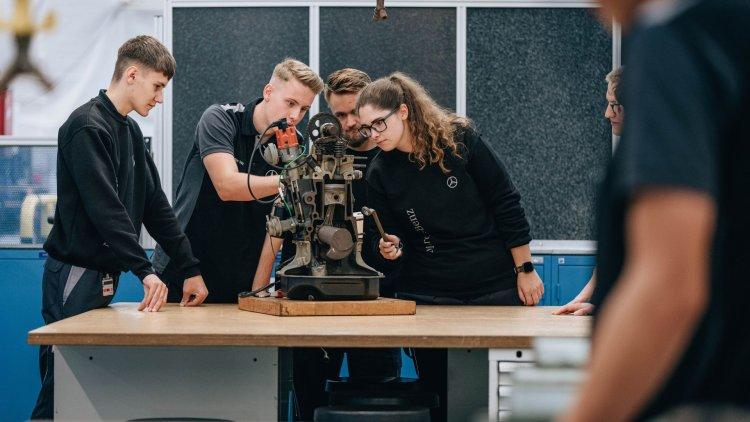 Daimler Truck starts their vocational training for young professionals