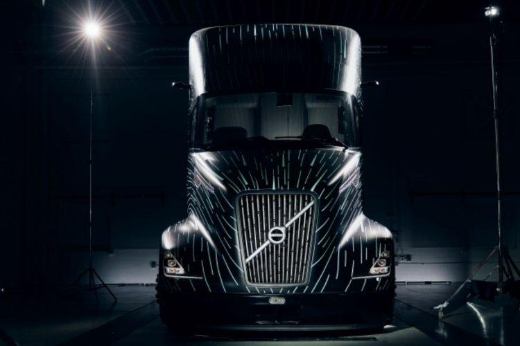 Volvo Trucks Unveils SuperTruck 2 and New Connectivity Services at ATA 2023 MCE