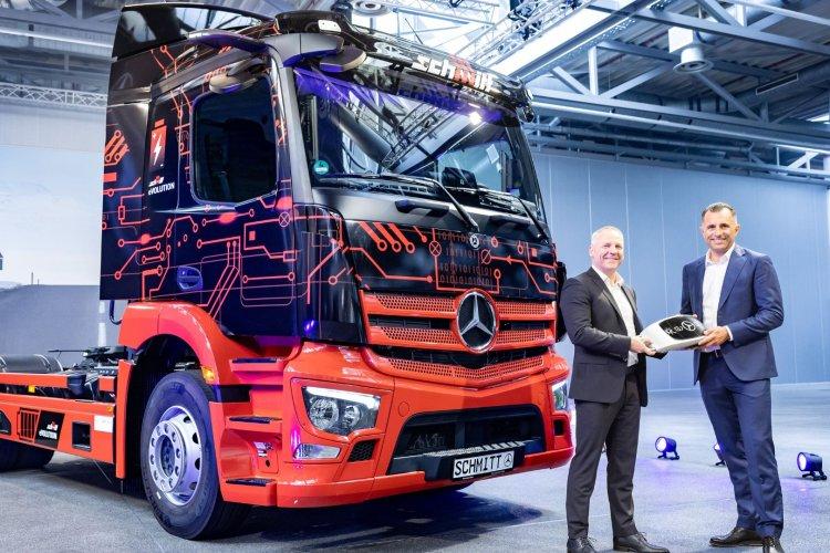 Daimler Truck delivered eActros 300 semitrailer to Logistik Schmitt