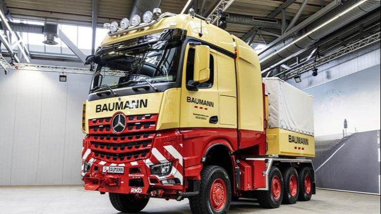Mercedes-Benz Delivers 1,000-Ton Heavy-Duty Transport Truck to Viktor Baumann