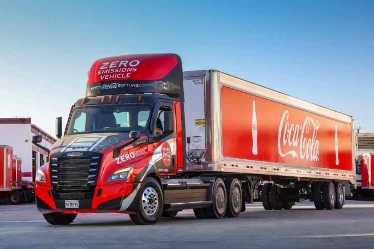 Daimler delivers 20 eCascadias to Reyes Coca-Cola Bottling