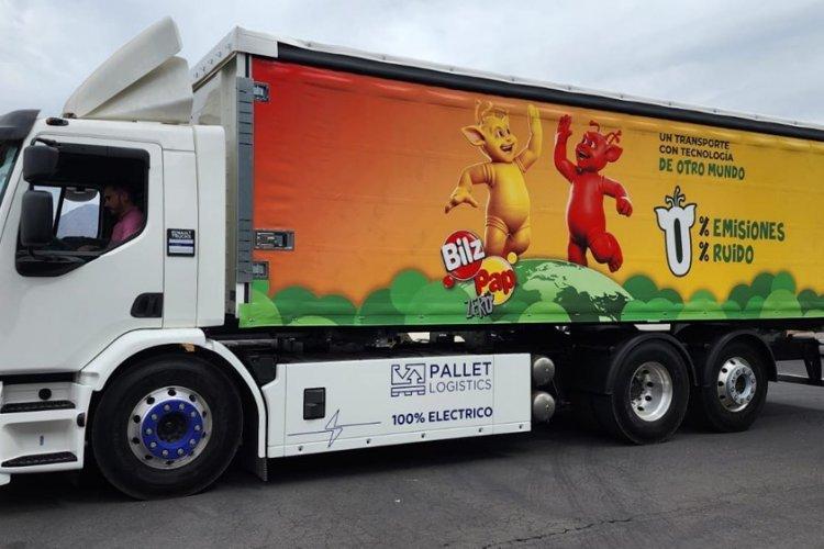 Renault Trucks delivers its first electric trucks to Chile