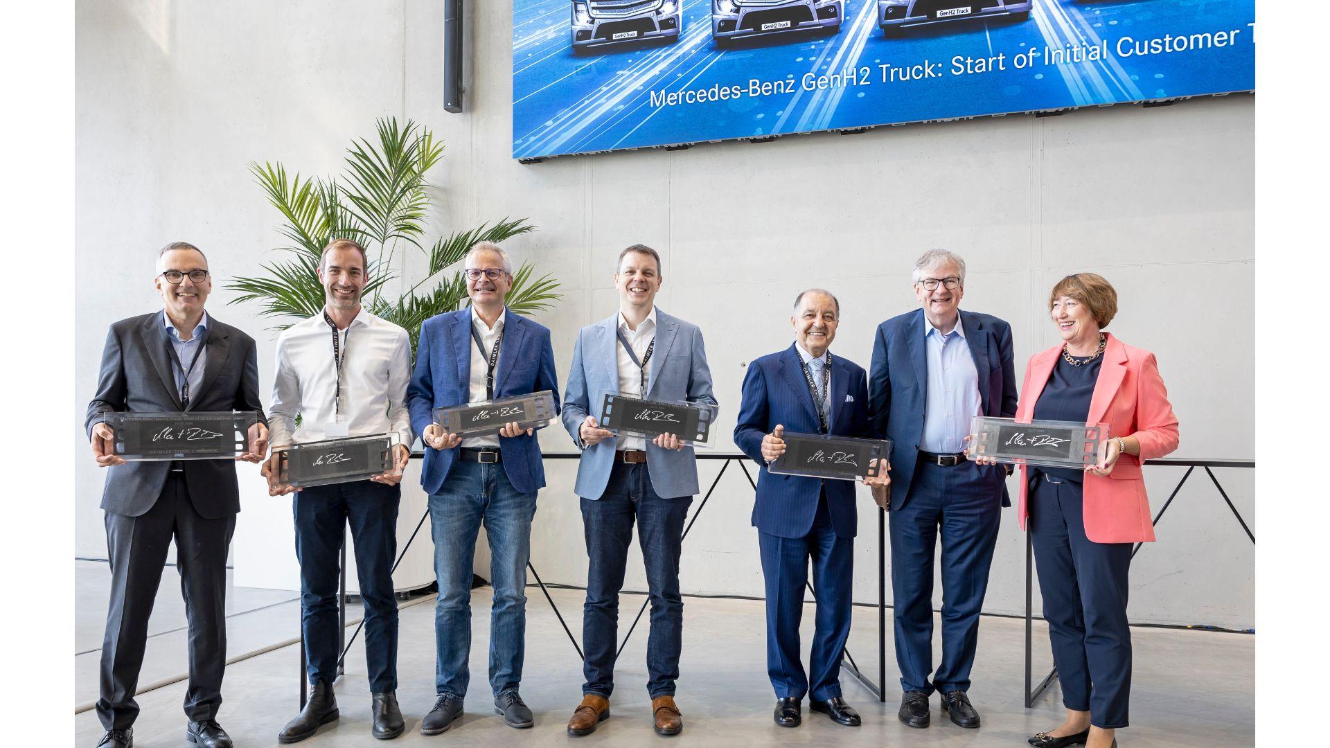 Daimler Truck begins customer trials with GenH2 Trucks