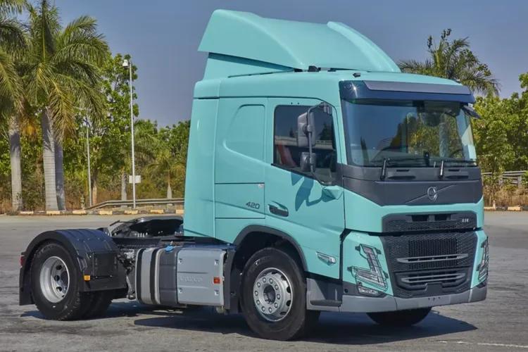Volvo Trucks India delivers 20 Gas-Powered Trucks to Delhivery