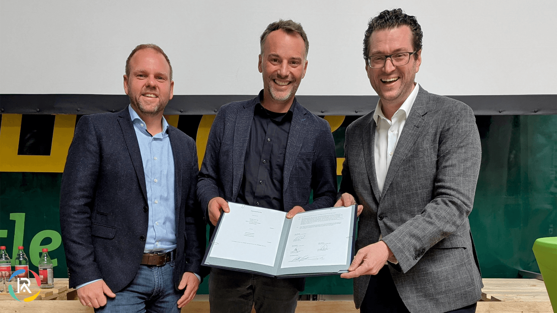 Mercedes-Benz and Karldischinger sign LOI for 100 Zero-Emission Trucks