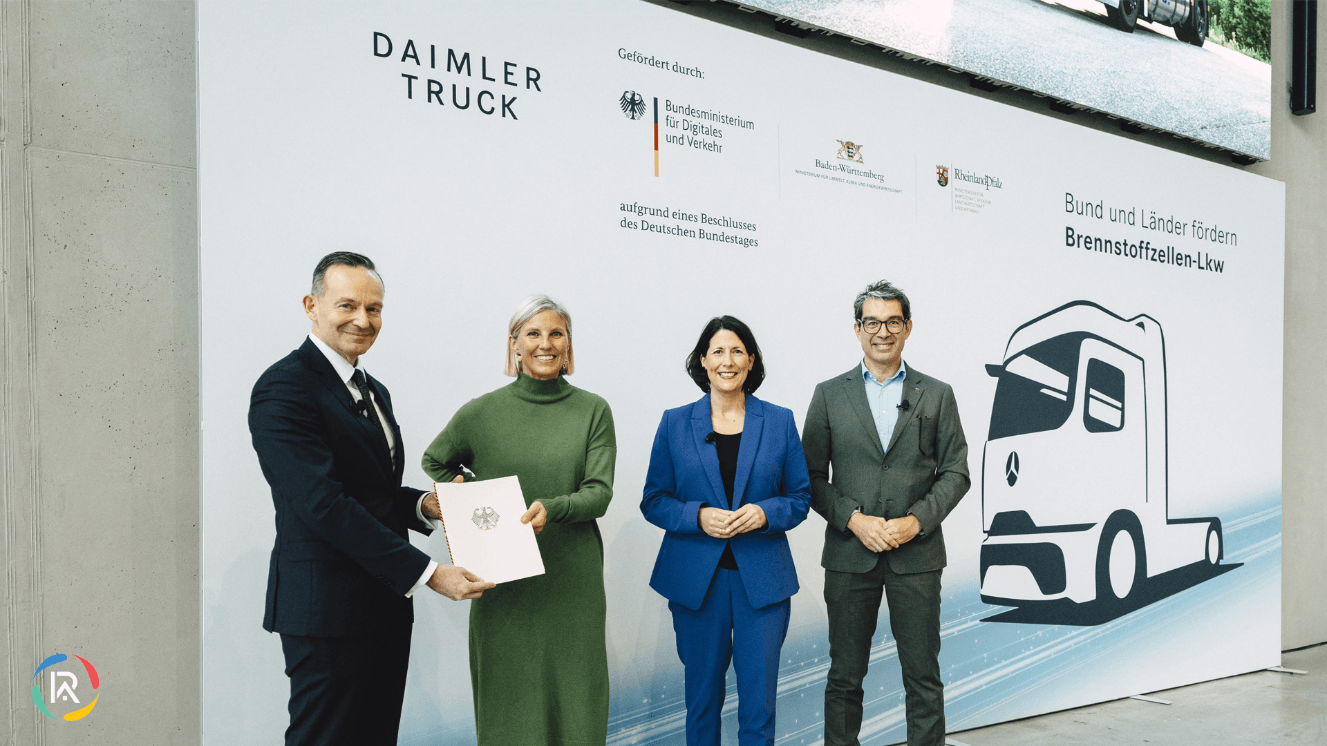 Daimler receives funding for Fuel cell truck from German governments