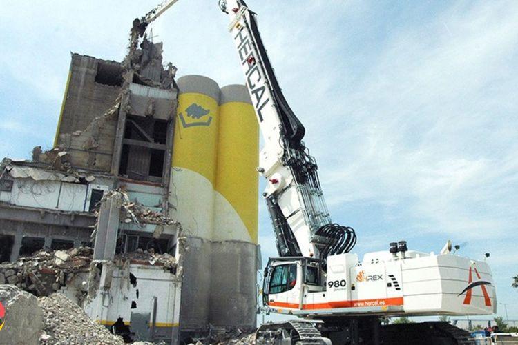 Hercal Acquires Liebherr R 980 Demolition Excavator