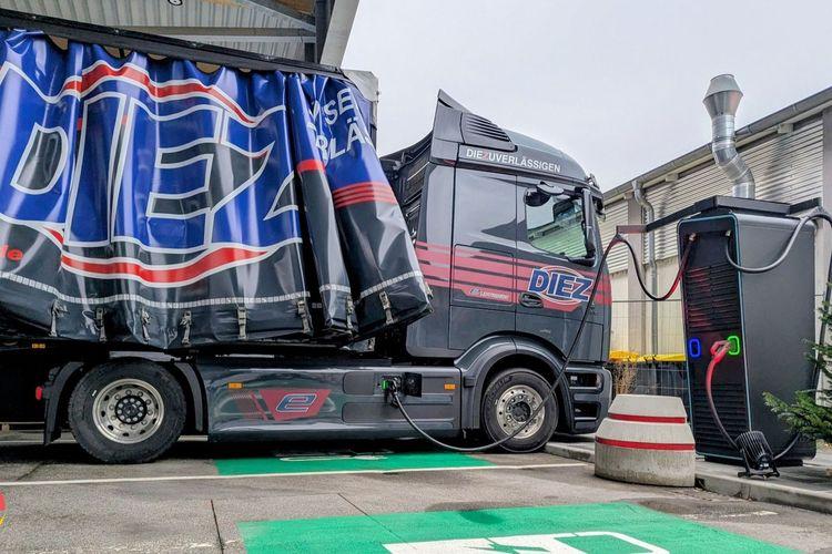 Daimler Truck launches semi-public TruckCharge network