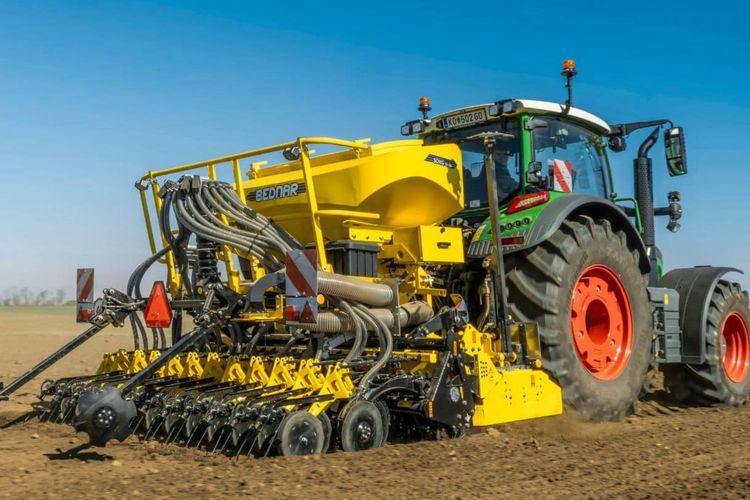 BEDNAR Unveils Soniq ON Mounted Seeding Combination