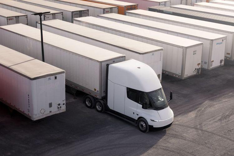 Einride to deploy 500 Tesla Semis on its Saga AI platform