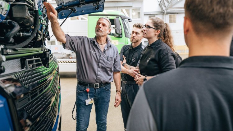 Daimler Truck starts their vocational training for young professionals
