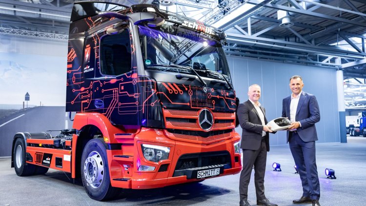 Daimler Truck delivered eActros 300 semitrailer to Logistik Schmitt