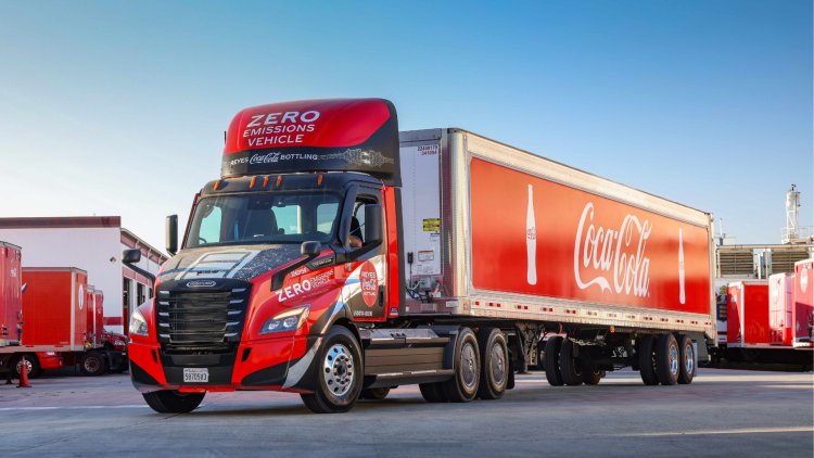 Daimler delivers 20 eCascadias to Reyes Coca-Cola Bottling