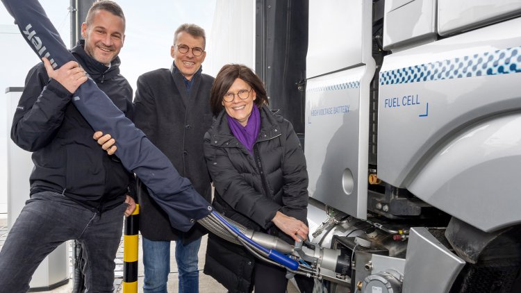 Daimler Truck and Linde Engineering debut subcooled liquid hydrogen refueling for heavy trucks
