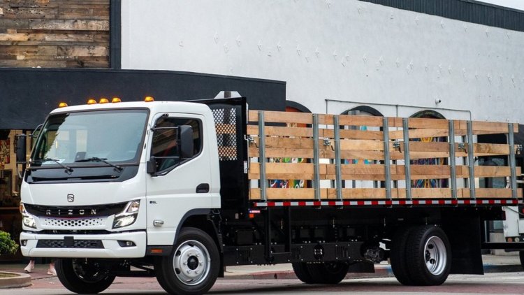 Daimler launches the E-Class 4-5 truck at Truck World