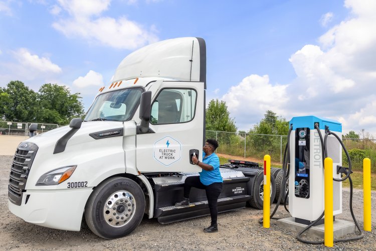 DTNA and DTFS collaborate with Salem Carriers and Electrada for Electrified Logistics